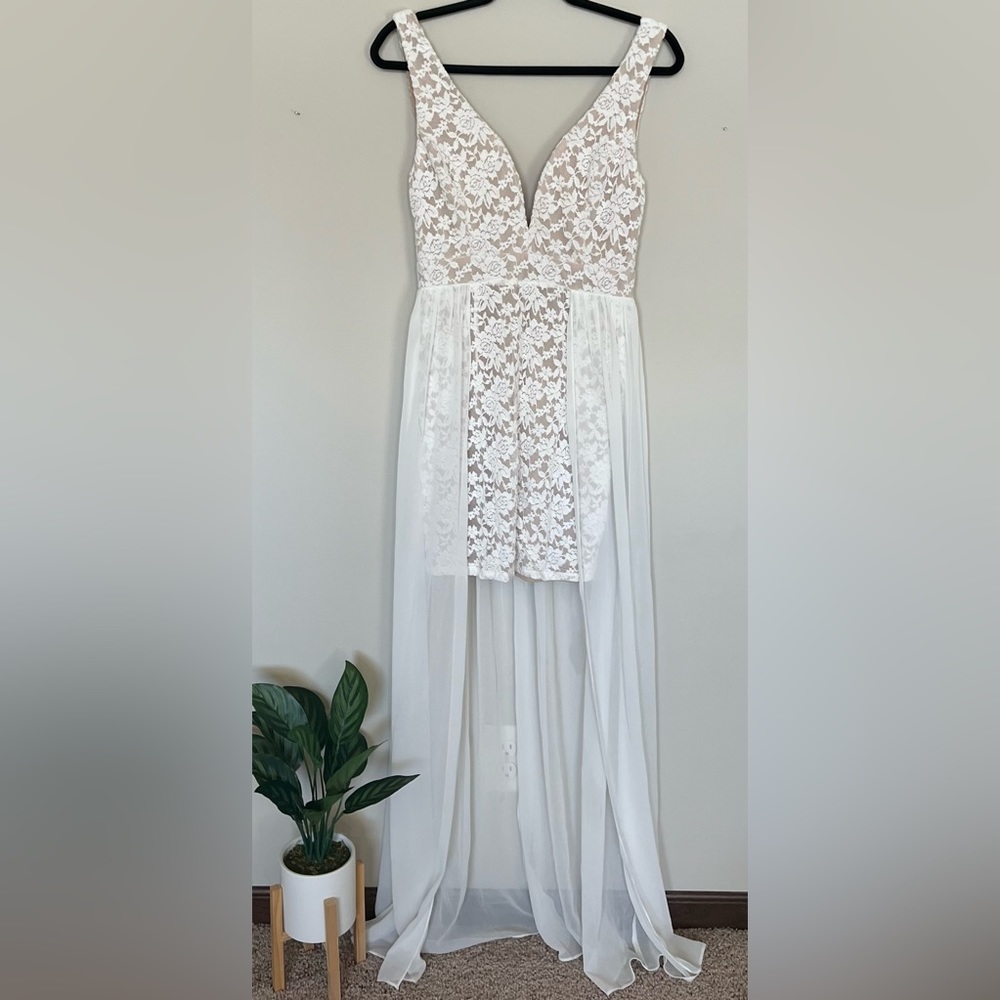 Lulus large size dress with sheer train gorgeous no defects of material